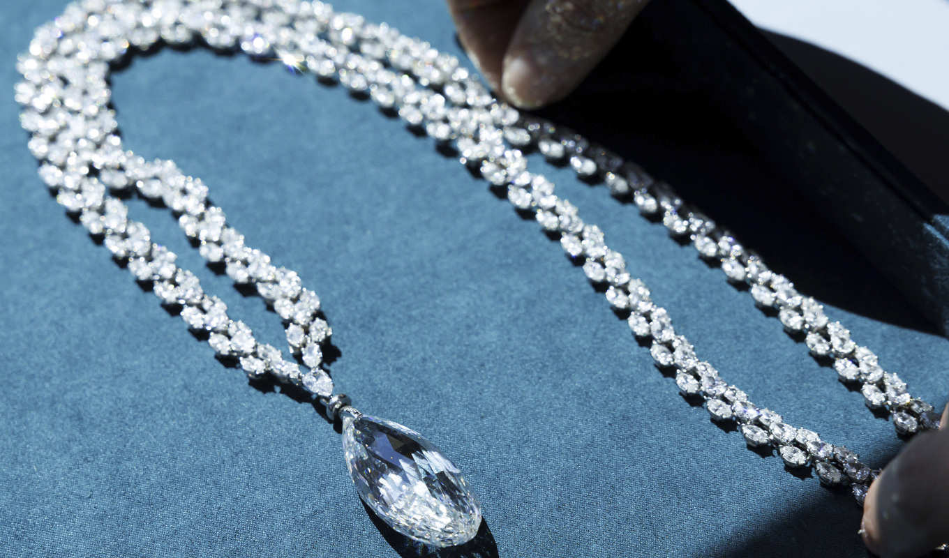 Ett diamanthalsband värderat till motsvarande 125 miljoner kronor såldes under den första auktionen. Foto: Salvatore Di Nolfi/AP/TT