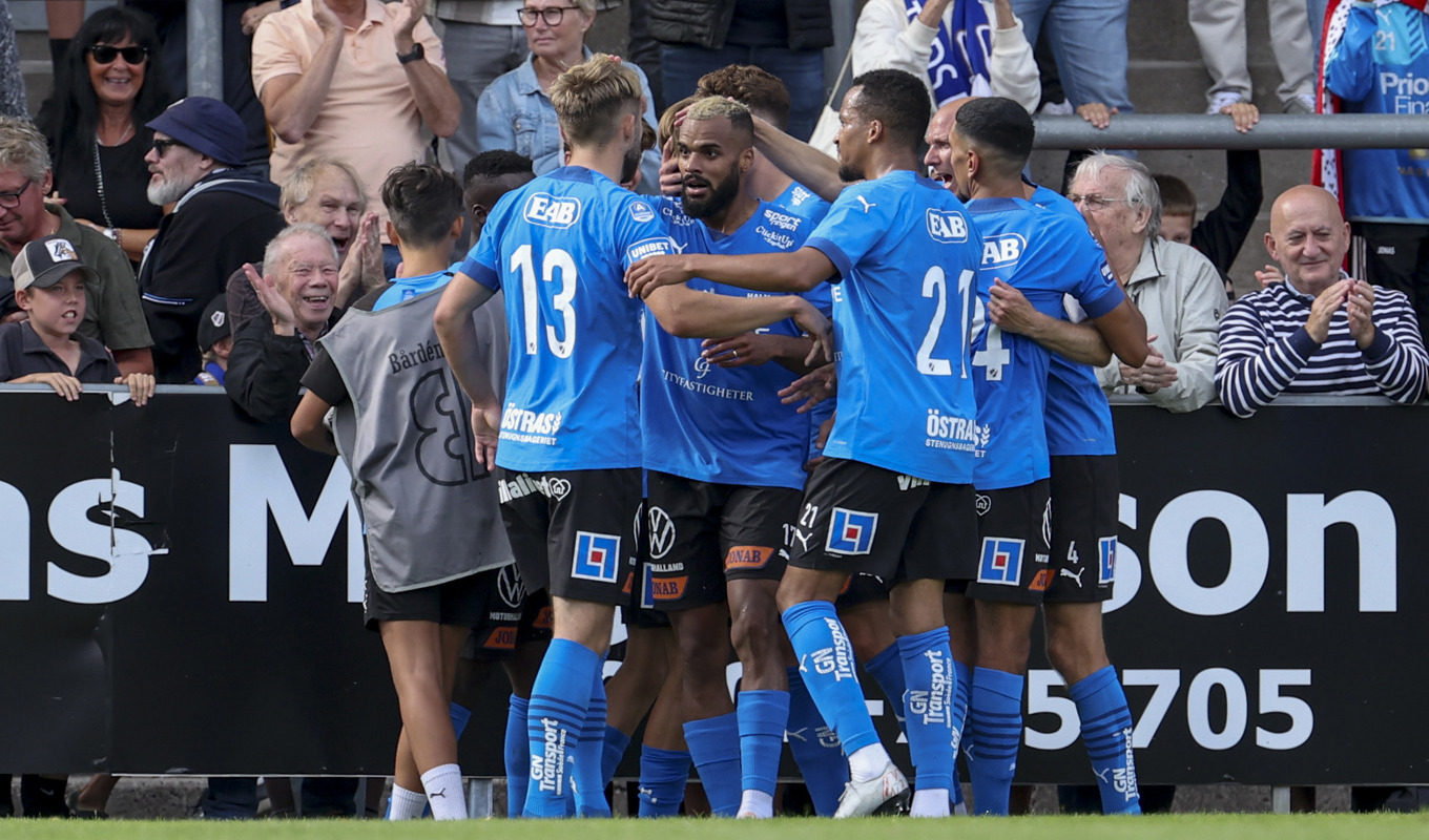 Halmstad jublar efter Jack Cooper Loves första mål i Halmstadströjan. Foto: Anders Bjurö/TT