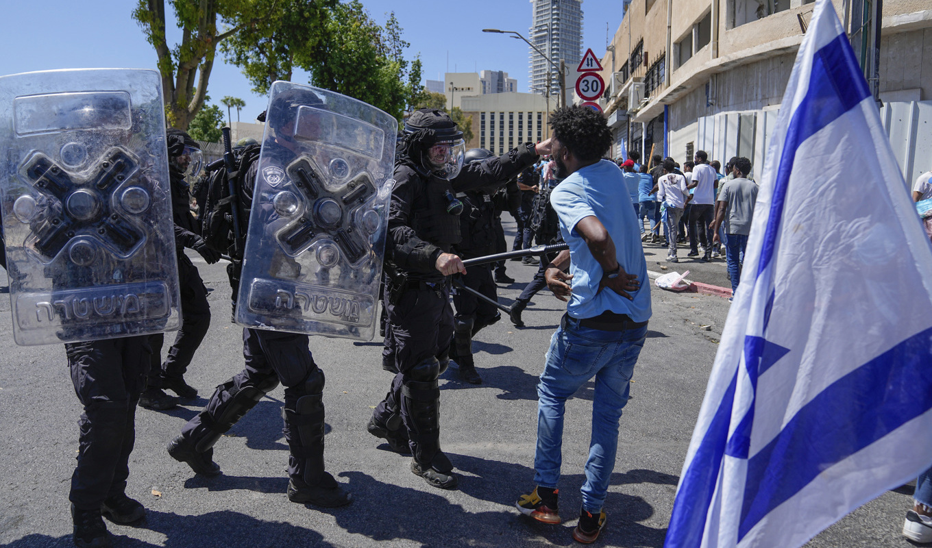 Eritreanska demonstranter drabbade samman i Tel Aviv under lördagen. Minst 160 människor rapporteras ha skadats. Foto: Ohad Zwigenberg/AP/TT
