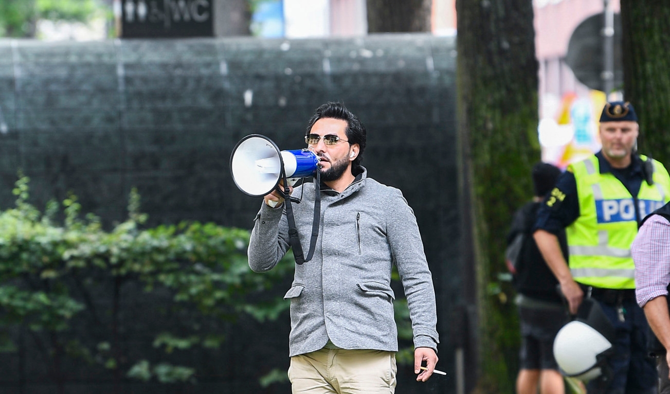 Salwan Momika vid en koranbränning i Stockholm tidigare i år. Arkivbild. Foto: Mikaela Landeström/TT