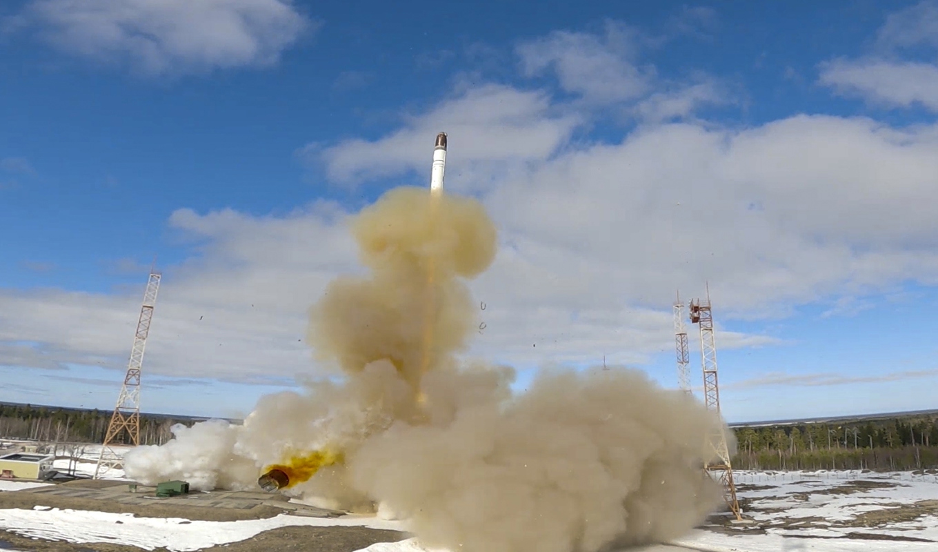 En Sarmatrobot avfyras från Plesetsk i nordvästra Ryssland. Bilden distribuerades av ryska försvarsdepartementets presstjänst i april 2022. Foto: Ryska försvarsdepartementets presstjänst/AP/TT