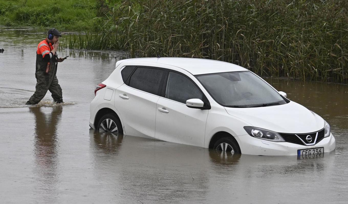 Västerås är hårt drabbat efter nattens och morgonens regn. Här vid Hamre IP. Foto: Fredrik Sandberg/TT