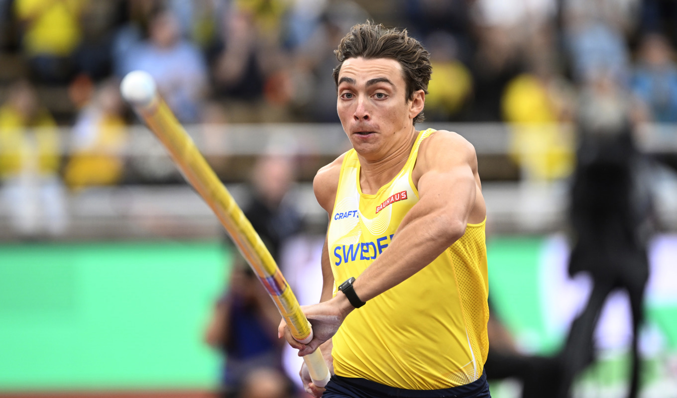 Sveriges Armand Duplantis vann herrarnas stavhopp under söndagens Finnkamp på Stockholms Stadion. Foto: Fredrik Sandberg/TT