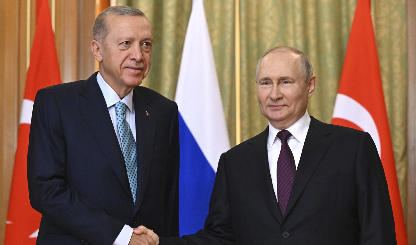 Turkiets president Recep Tayyip Erdogan och Rysslands president Vladimir Putin möts i Ryssland för att diskutera spannmålsavtalet. Foto: Sergei Guneyev/Sputnik/Kremlin Pool Photo/AP/TT