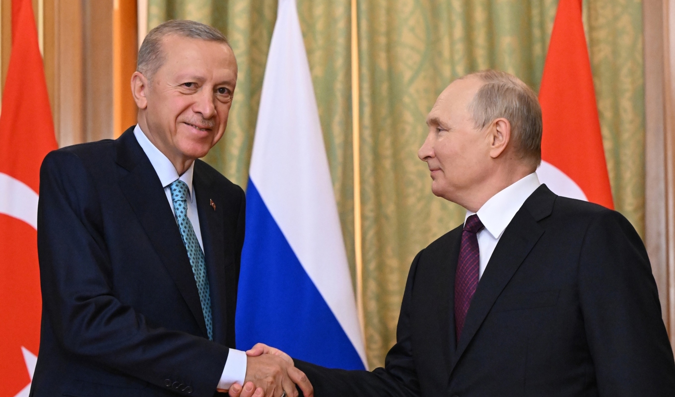 Turkiets president Recep Tayyip Erdogan och Rysslands president Vladimir Putin möttes i Ryssland för att diskutera spannmålsavtalet. Foto: Sergei Guneyev/AP/TT