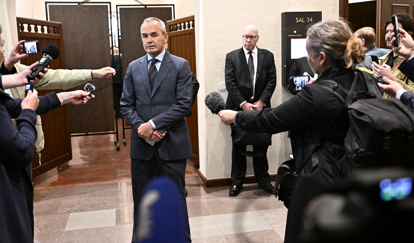 Ian Lundin mötte pressen inför rättegången i Stockholms tingsrätt som inleddes på tisdagen. Foto: Jonas Ekströmer/TT