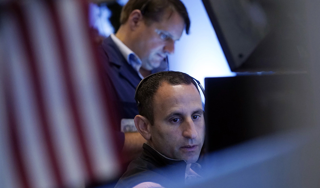 Investerarna blickar framåt mot flera ekonominyheter som presenteras under veckan som kommer. Arkivbild. Foto: Richard Drew/AP/TT