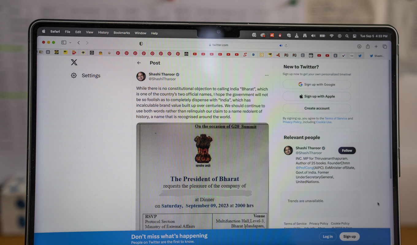 Ett inlägg på X, tidigare Twitter, från den indiske oppositionspolitikern Shashi Tharoor, visar inbjudan där Indien omnämns som Bharat. Foto: Altaf Qadri/AP/TT