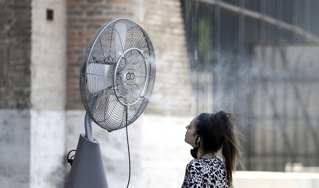 En kvinna söker svalka från värmeböljan i Rom i Italien i mitten av augusti. Foto: Cecilia Fabiano