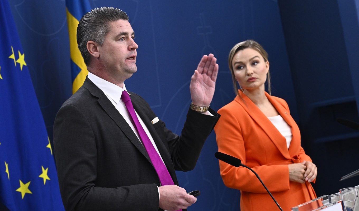 Oscars Sjöstedt (SD) och energi- och näringsminister Ebba Busch (KD) presenterar sänkt skatt på bensin och diesel från 2024. Foto: Claudio Bresciani / TT