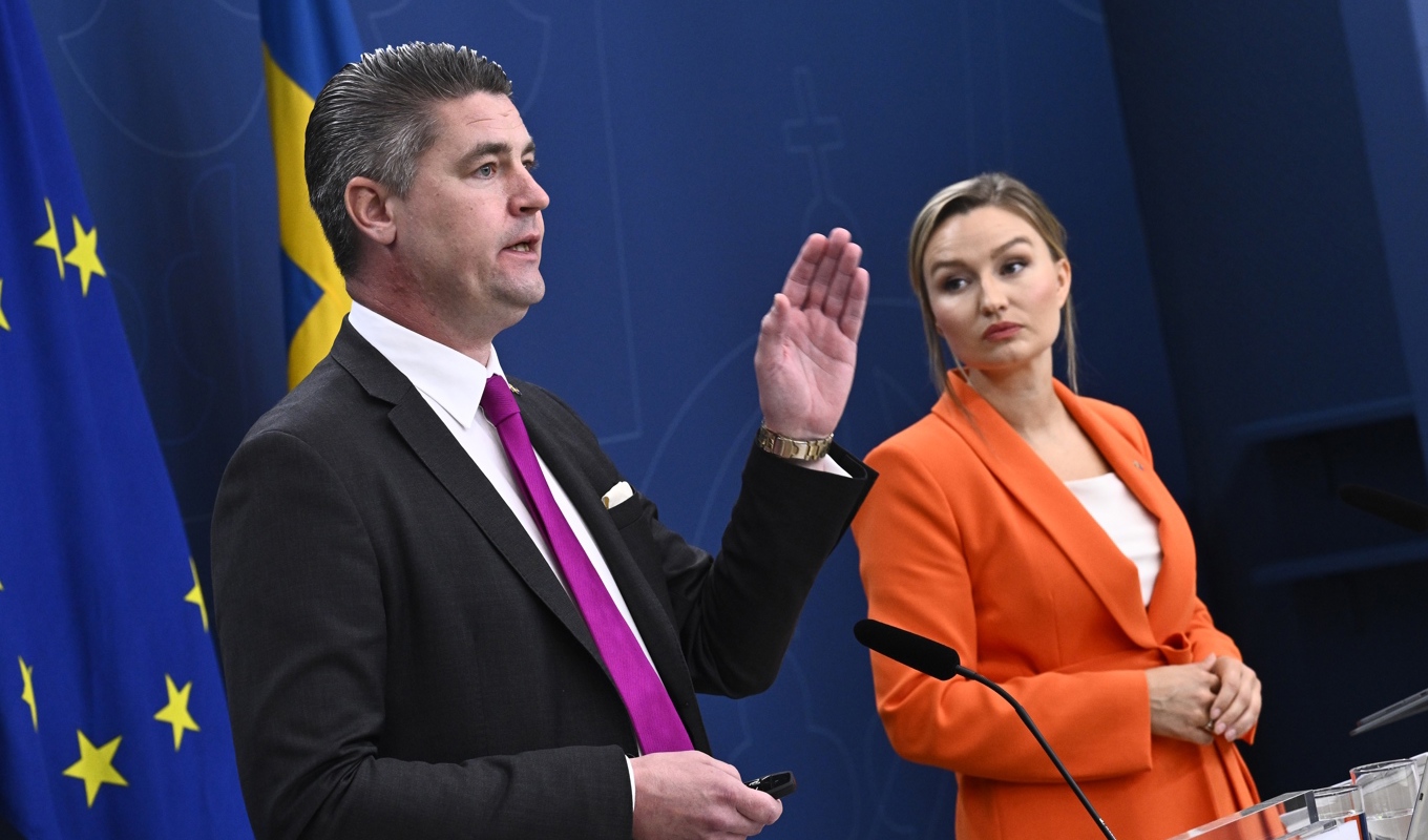 Oscars Sjöstedt (SD) och energi- och näringsminister Ebba Busch (KD) presenterar sänkt skatt på bensin och diesel från 2024. Foto: Claudio Bresciani / TT