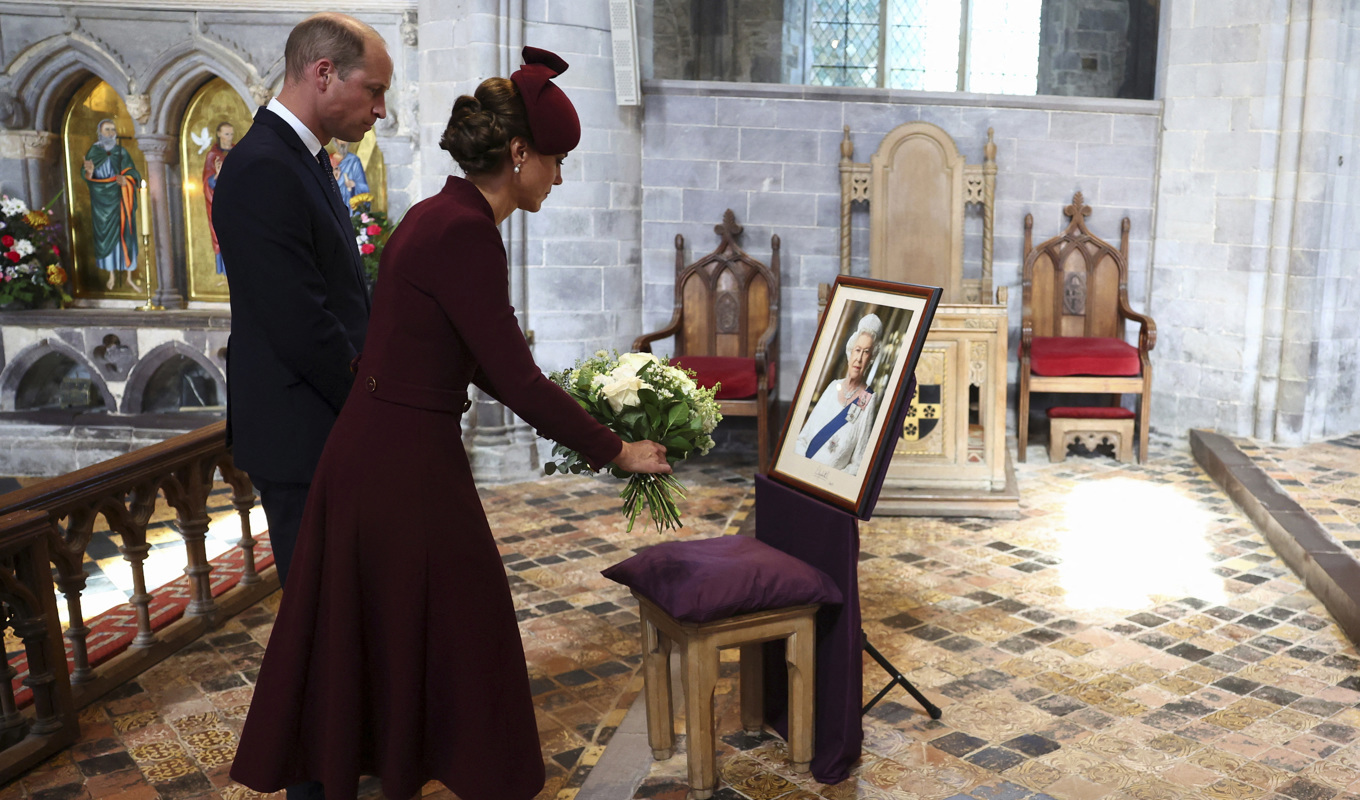 Storbritanniens prins William med maka Catherine lägger ner blommor under en ceremoni i S:t Davids katedral i Wales. Foto: Toby Melville/AP/TT
