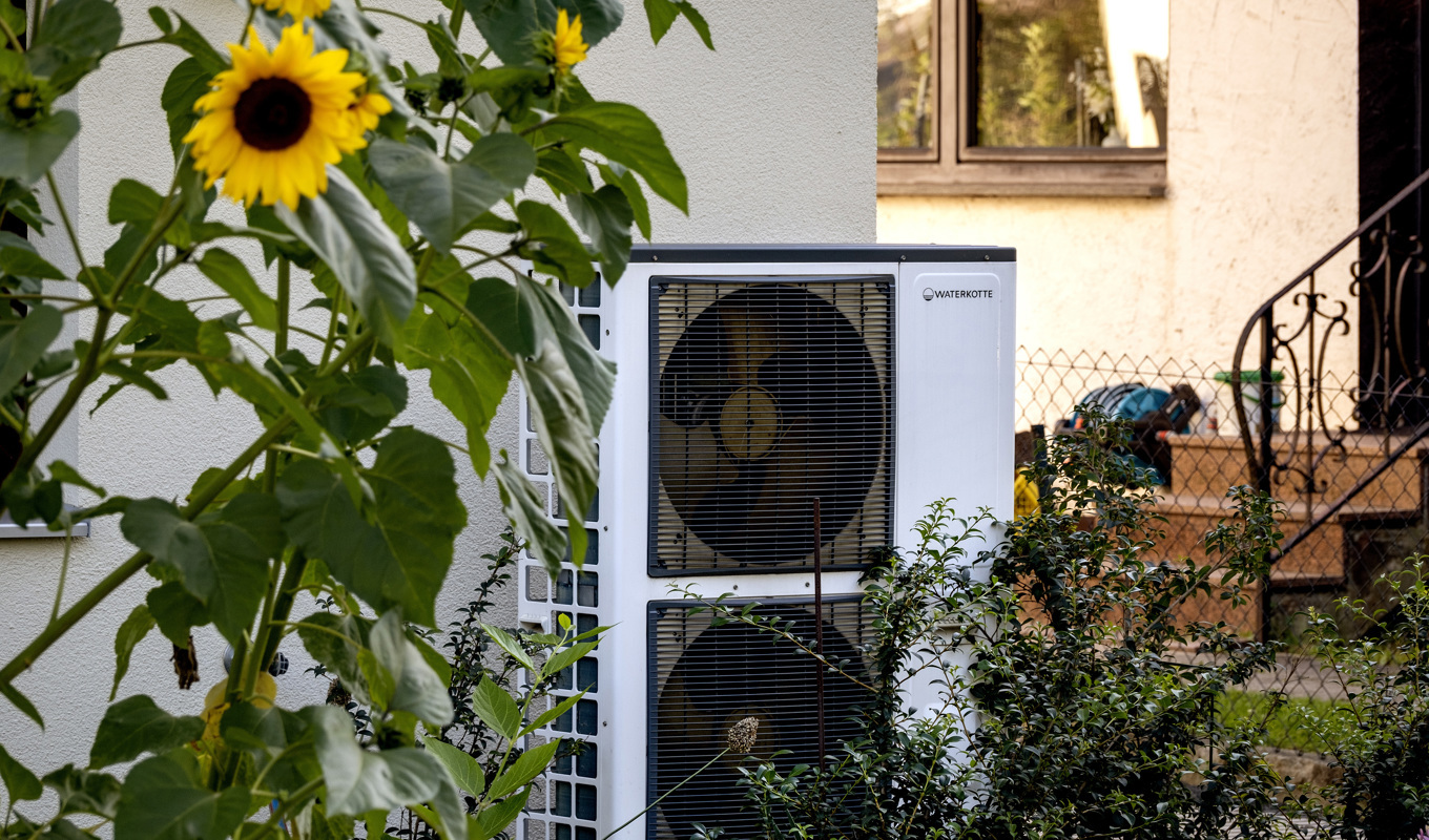 Värmepump installerad i ett hus i Frankfurt. På fredag trädde en ny omstridd uppvärmningslag i kraft i Tyskland. Foto: Michael Probst AP/TT