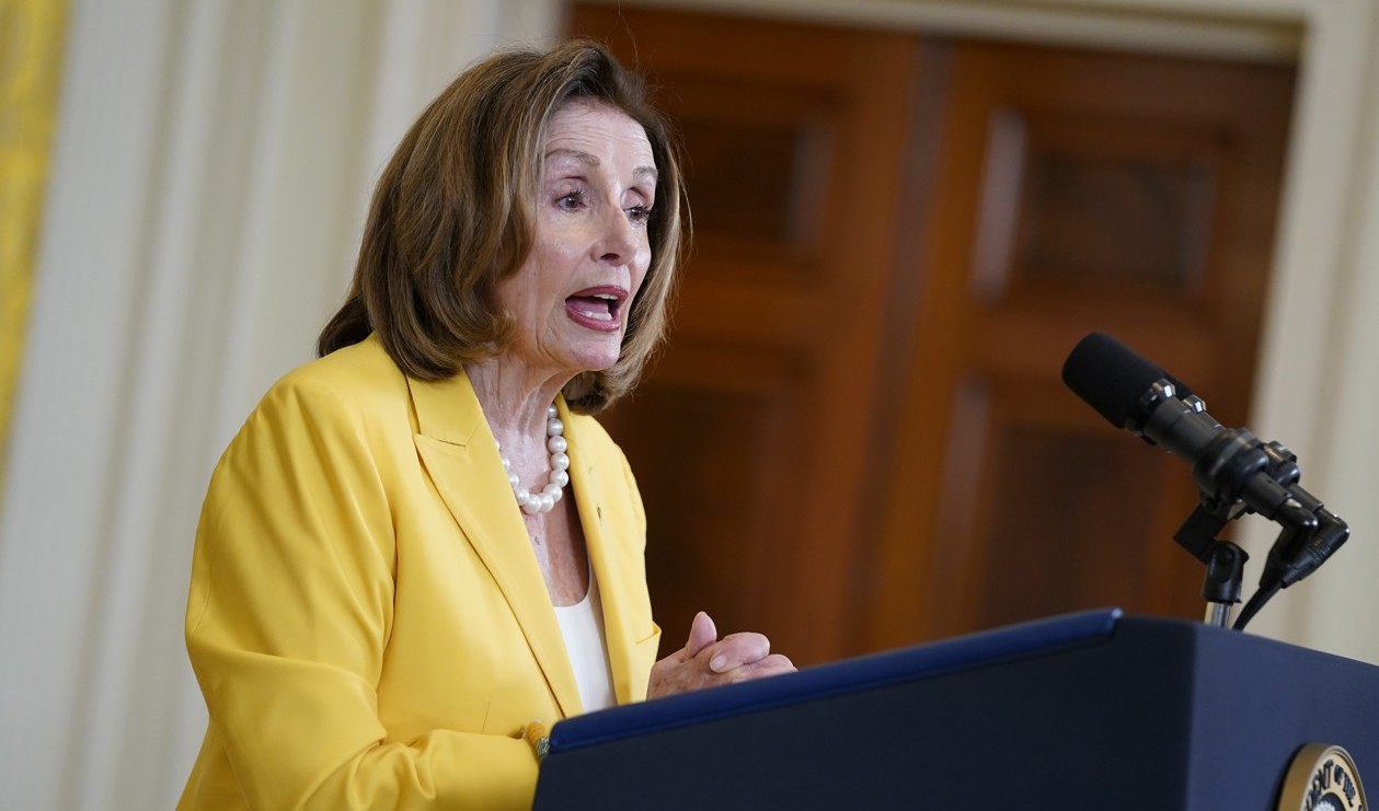 Nancy Pelosi talar i Vita huset den 16 augusti. Arkivbild. Foto: Evan Vucci/AP/TT