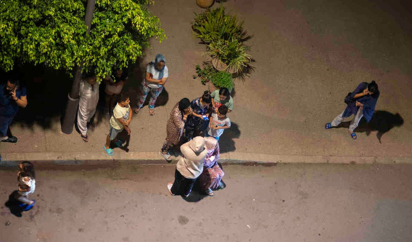 Även människor i staden Rabat, långt från jordbävningens centrum i södra Marocko, kände av skalvet. Foto: Mosa'ab Elshamy/AP/TT