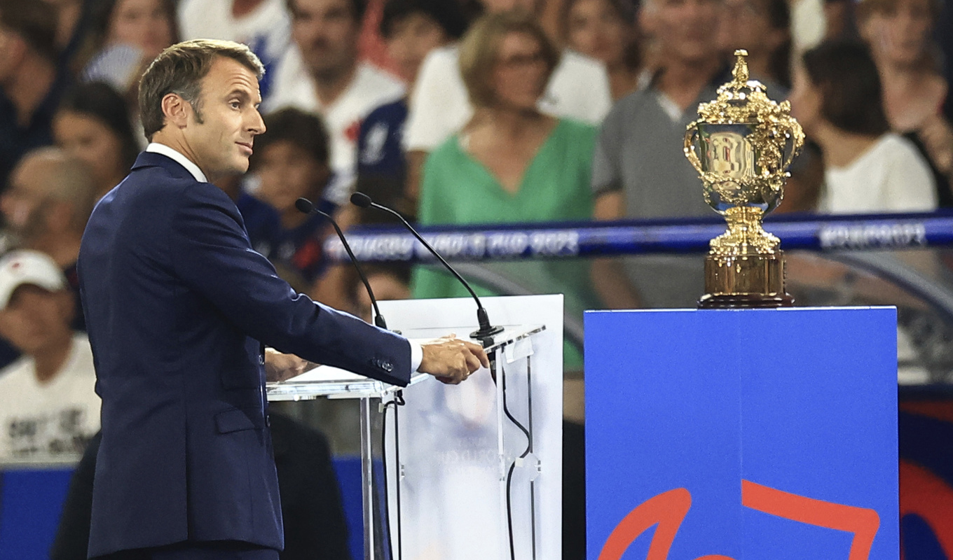 Emmanuel Macron fick ett frostigt mottagande när han skulle invigningstala vid rugby-vm i Paris. Foto: Aurelien Morissard/AP/TT