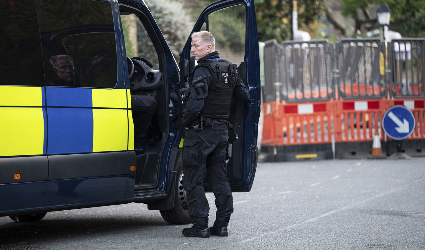 Polisen i Chiswick, London, under lördagens sökande efter 21-åringen som misstänks för terrorbrott. Foto: Jamie Lashmar/AP/TT