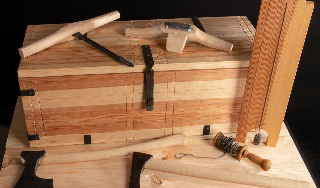 Hur arbetar man med slöjd i dag och hur har man arbetat historiskt? Utställningen Från träd till slöjd turnerar med det mobila museet. Foto: Örebro läns museum