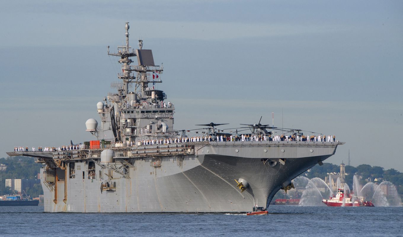 Amerikanska marinsoldater och sjömän står uppställda på däck när USS Bataan anlöper New Yorks hamn i maj 2022. Foto: Angela Weiss/AFP via Getty Images.