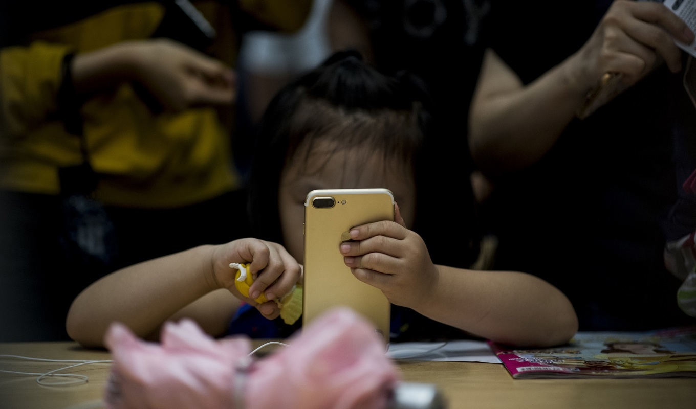 Myndigheter i Kina anser att barn och unga använder mobiltelefonerna för mycket och man vill därför minska skärmtiden. Foto: Johannes Eisele/AFP via Getty Images