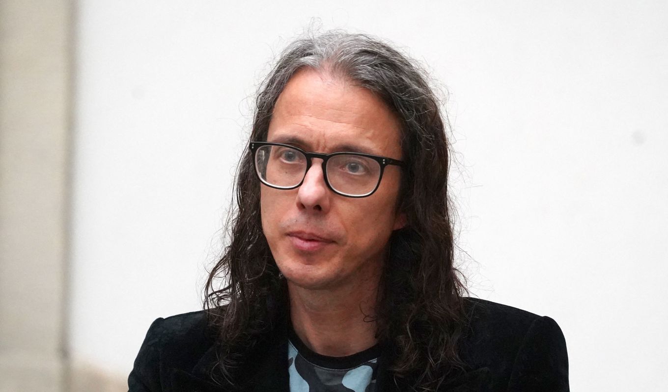 På bilden ses den kontroversielle gatukonstnären Dan Park i samband med en utställning i Warszawa i Polen den 27 augusti 2021. Foto: Janek Skarzynski/AFP via Getty Images