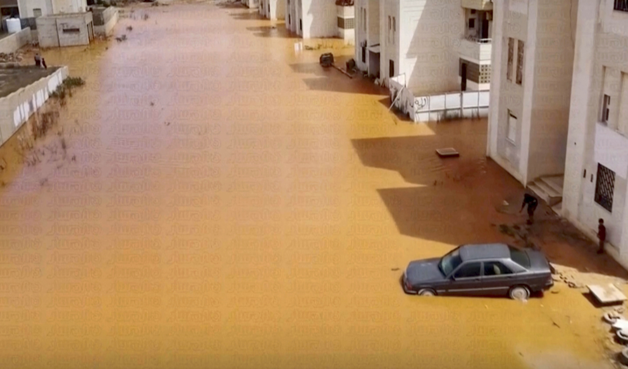 Översvämmade gator efter ovädret Danials härjningar i Libyen. Foto: Libysk TV/AP/TT