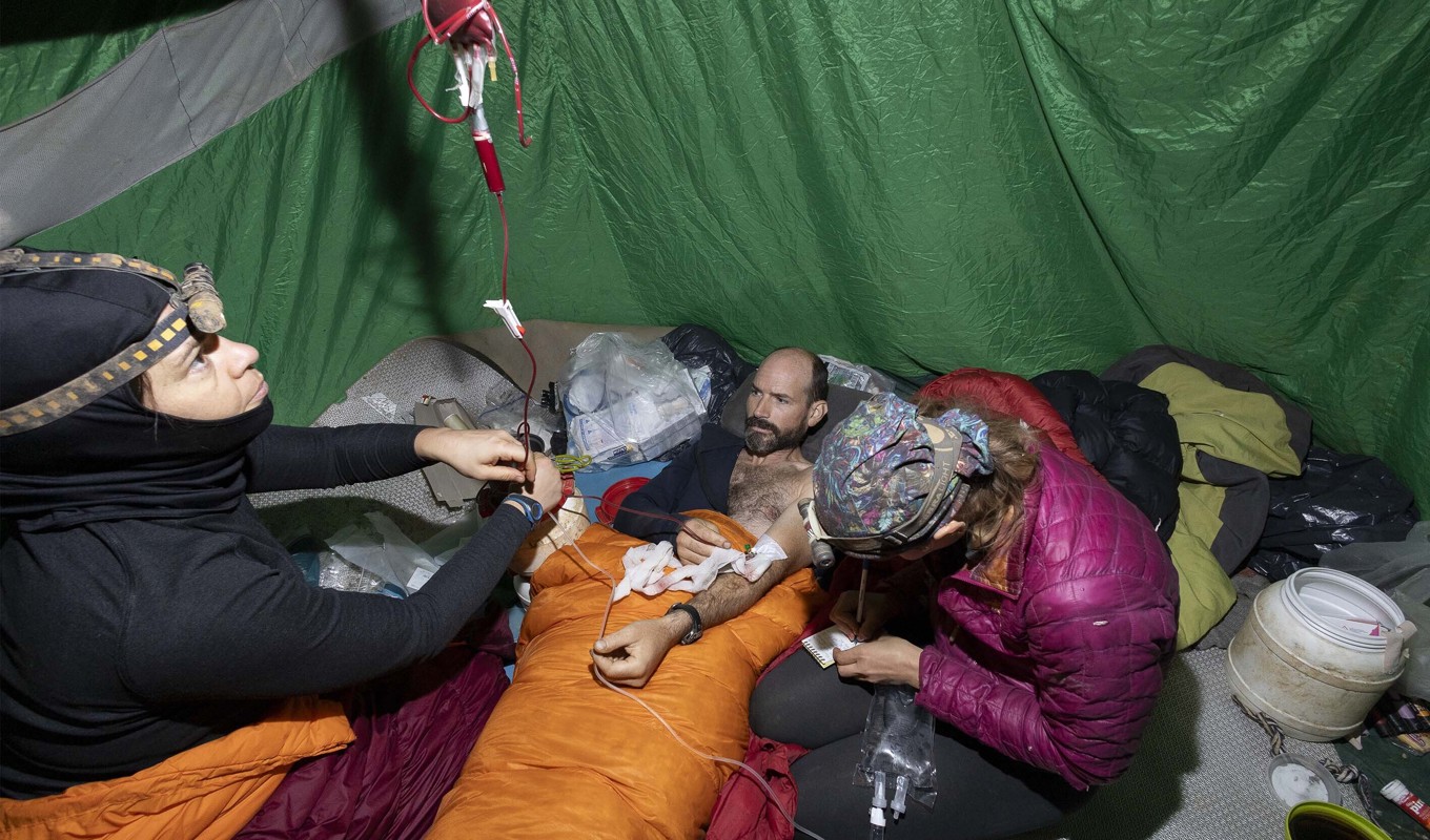 Ett vårdteam tar hand om grottforskaren Mark Dickey inuti grottan Morca, i södra Turkiet. Bilden distribuerades i lördags av Ungerska grotträddningstjänsten. Foto: Marton Kovacs/AP/TT