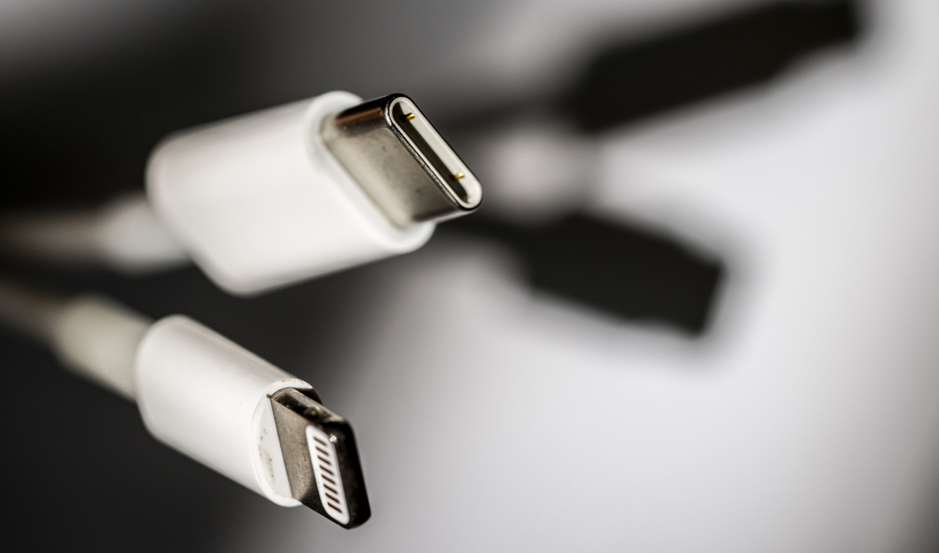 Apple slopar lightning-laddare (nederst) till förmån för usb-c-laddare (överst) i samband med lanseringen av nya Iphone 15. Arkivbild. Foto: Ida Marie Odgaard/Ritzau/TT