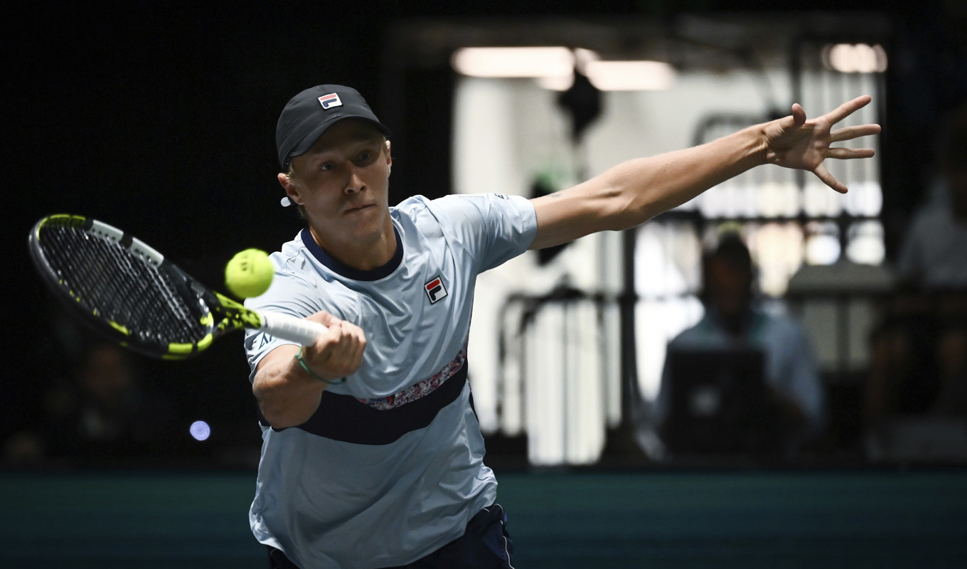 Sveriges Leo Borg under tisdagens match mot Chiles Cristian Garín i Davis Cup-slutspelet i Bologna, Italien. Foto: Massimo Paolone/AP/TT