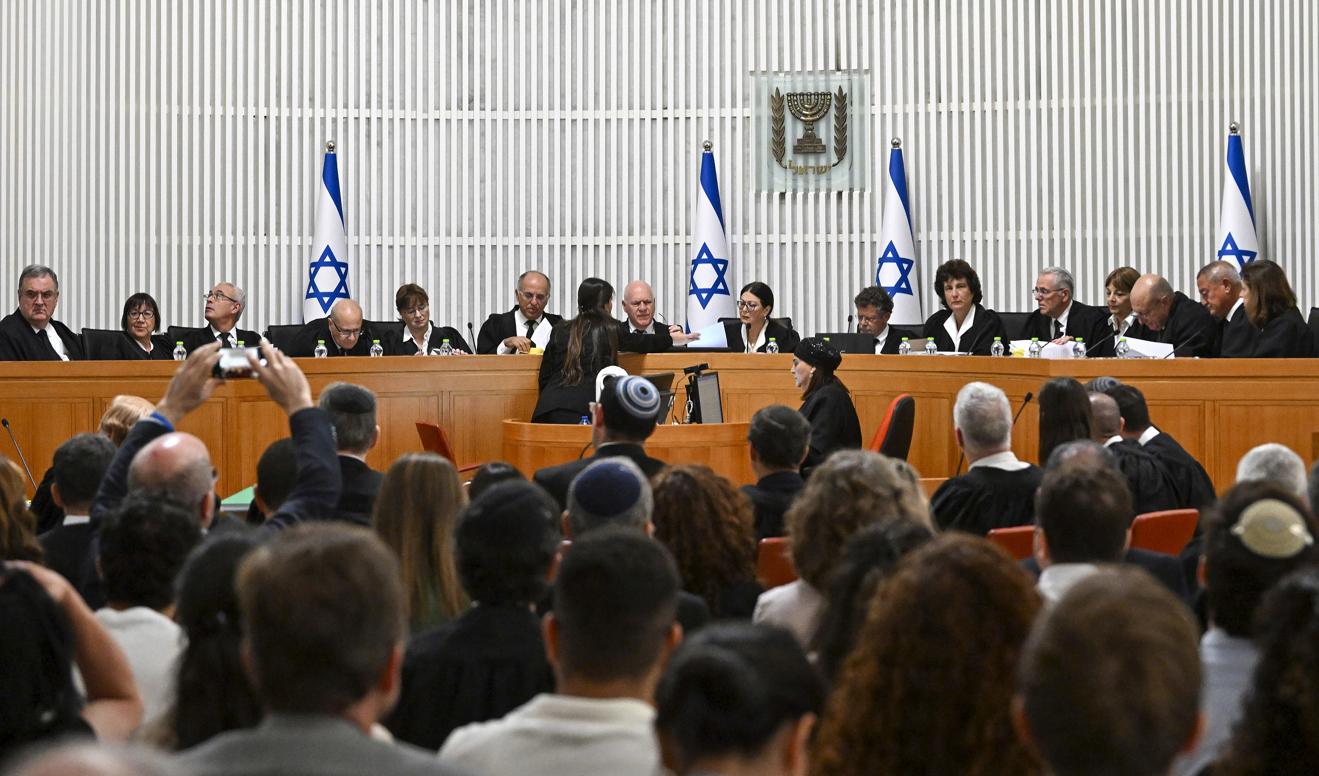 För första gången i landets historia lyssnar domstolens samtliga 15 domare tillsammans på överklagandena. Foto: Debbie Hill/AP/TT