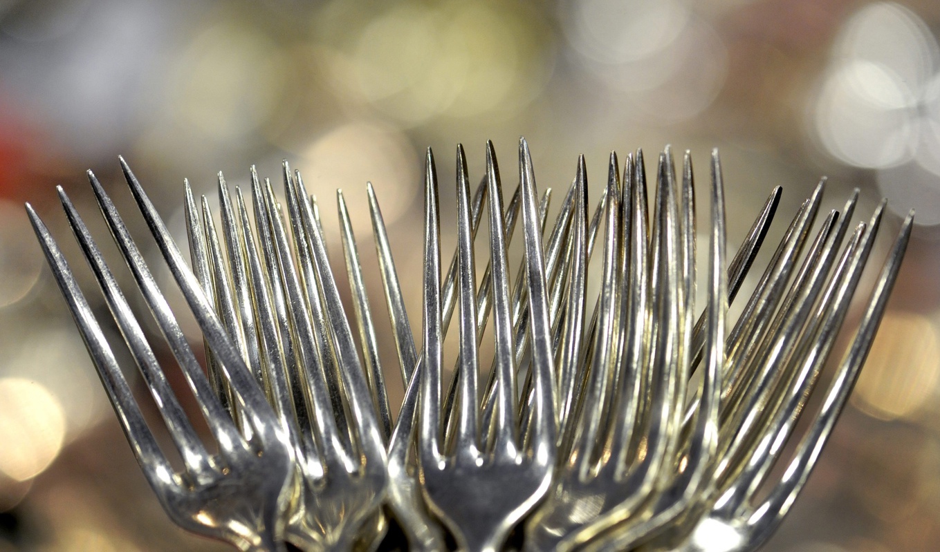 En lärare högg en elev i handen med en gaffel. Han avskedades och har åtalats misstänkt för misshandel. Arkivbild. Foto: Janerik Henriksson/TT