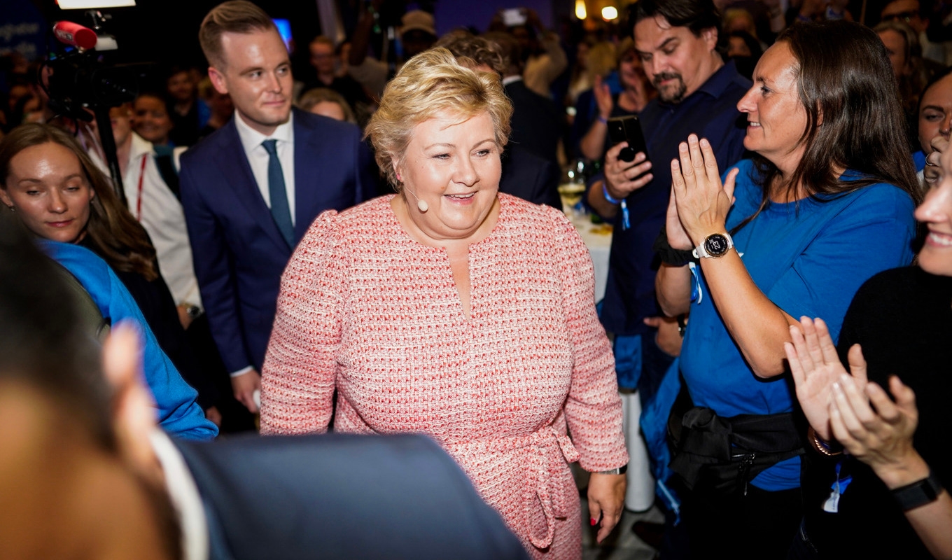 En glad Erna Solberg, partiledare för Høyre, under en valvaka i Oslo på måndagskvällen. Foto: Heiko Junge/AP/TT