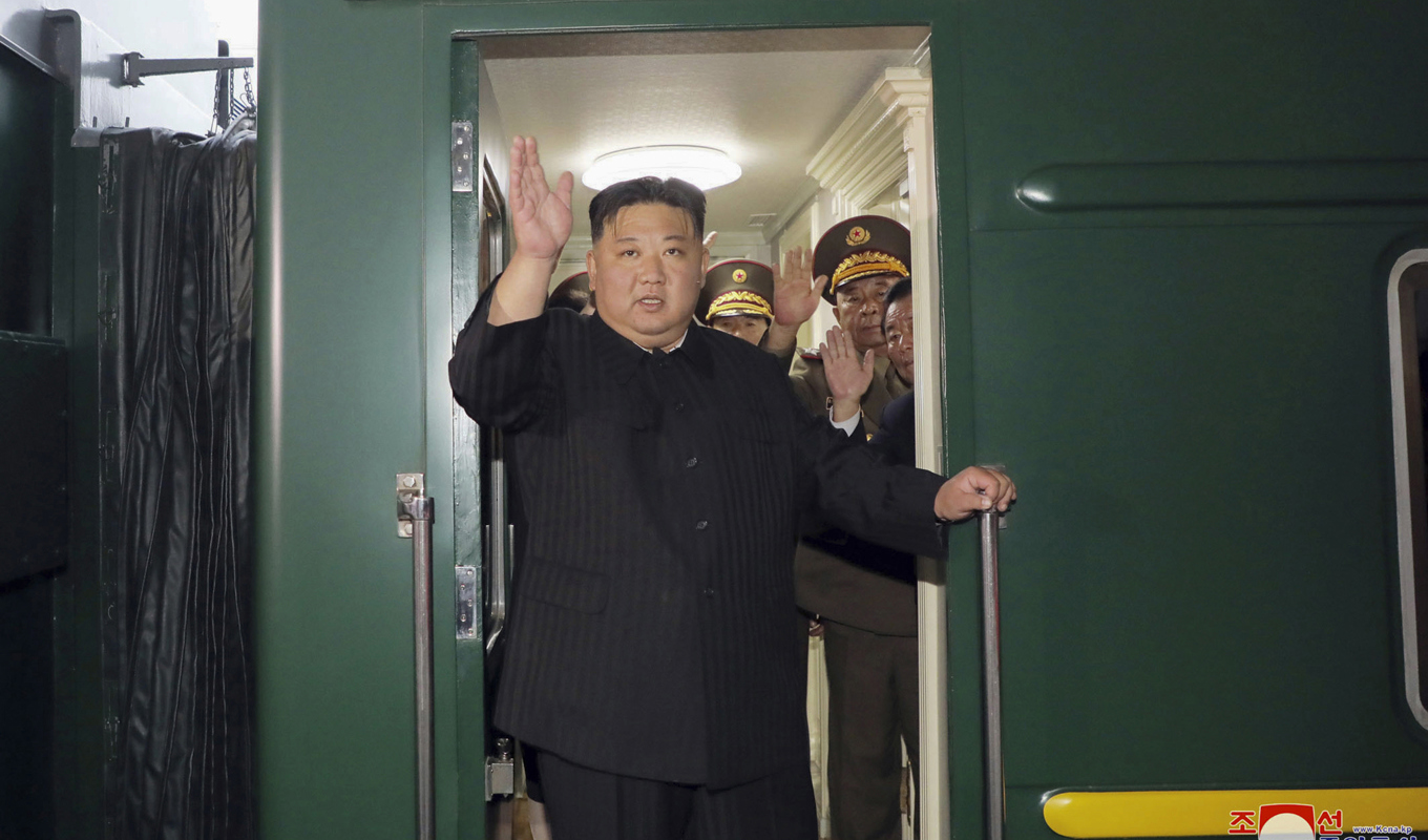 Kim Jong-Un vinkar i samband med att han kliver ombord på sitt pansartåg i Pyongyang, enligt bilder publicerade av den statliga nyhetsbyrån KCNA. Foto: KCNA/AP/TT