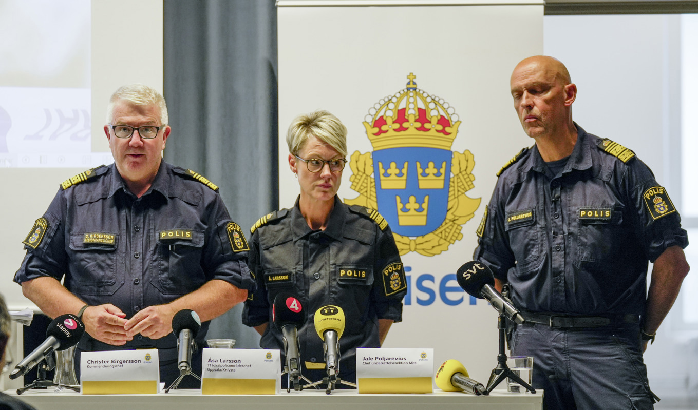 Christer Birgersson, kommenderingschef för den särskilda händelsen, Åsa Larsson, tf lokalpolisområdeschef Uppsala/Knivsta ochJale Poljarevius, underrättelsechef region Mitt under polisens pressträff med anledning av den senaste tidens grova våldsdåd i Uppsala. Foto: Henrik Gustafsson Nicander/TT