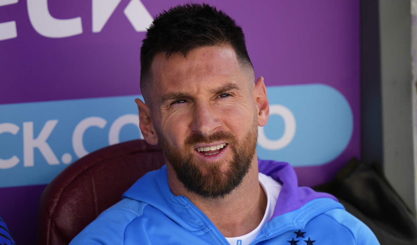 Världsstjärnan Lionel Messi var trött och såg på från sidan av planen när hans Argentina ändå ganska enkelt vann VM-kvalmatchen mot Bolivia med 3–0. Foto: Juan Karita/AP/TT
