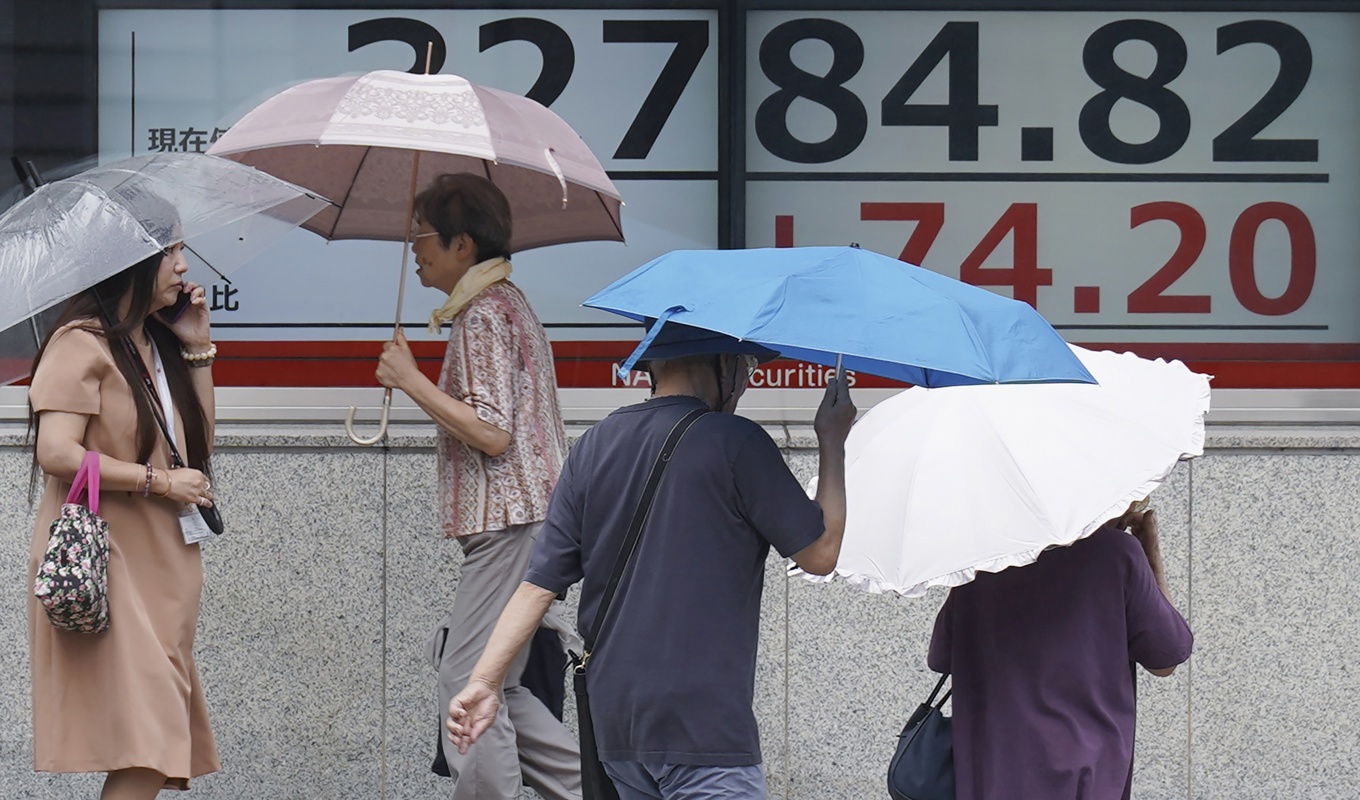 De ledande börserna i Asien backade i förmiddagshandeln på onsdagen. Arkivbild. Foto: Eugene Hoshiko/AP/TT