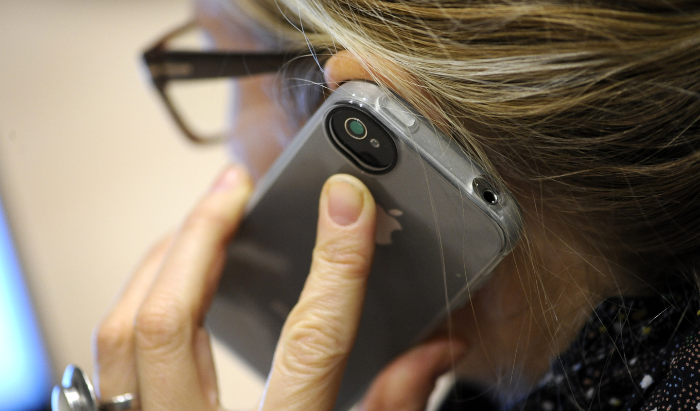 Frankrike har stoppat en av Apples telefonmodeller på grund av för hög strålning. Arkivbild. Foto: Anders Wiklund/TT