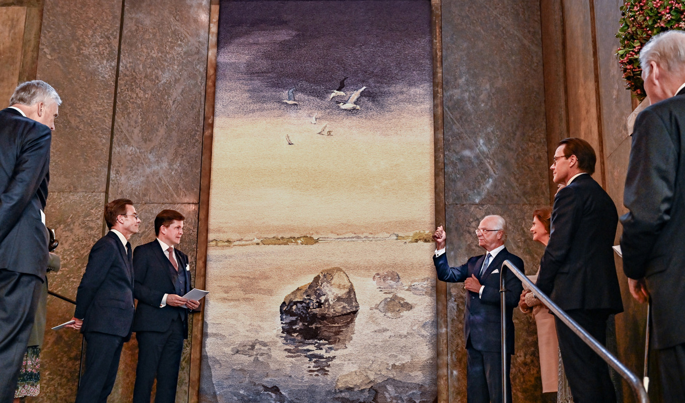 Statsminister Ulf Kristersson (M) och talman Andreas Norlén (M) presenterade gåvan för kung Carl Gustaf, drottning Silvia, kronprinsessan Victoria och prins Daniel. Foto: Jonas Ekströmer/TT