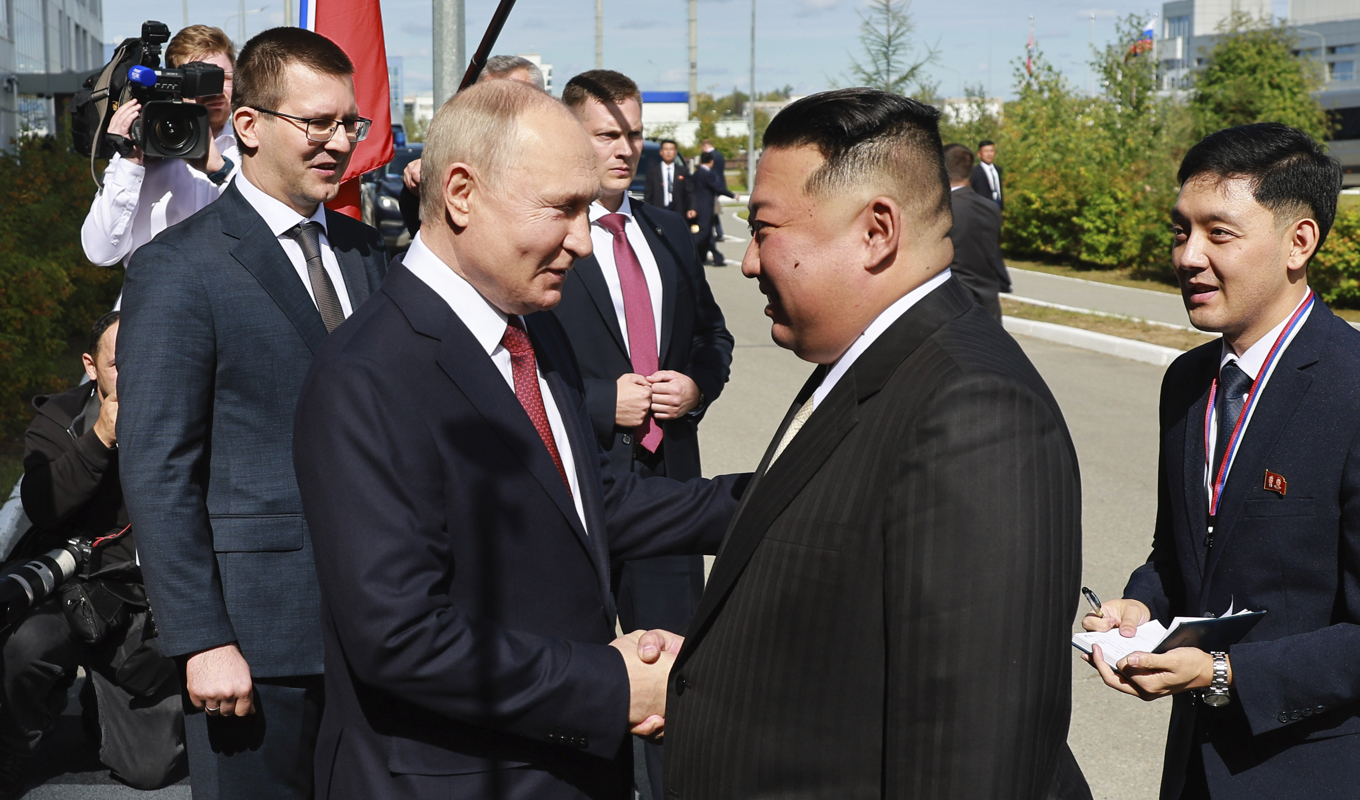 Rysslands president Vladimir Putin skakar hand med sin gäst, Nordkoreas ledare Kim Jong-Un, under deras möte på rymdbasen Vostotjnyj på onsdagen. Bilden kommer från ryska statliga Sputnik. Foto: Vladimir Smirnov/Sputnik/AP/TT