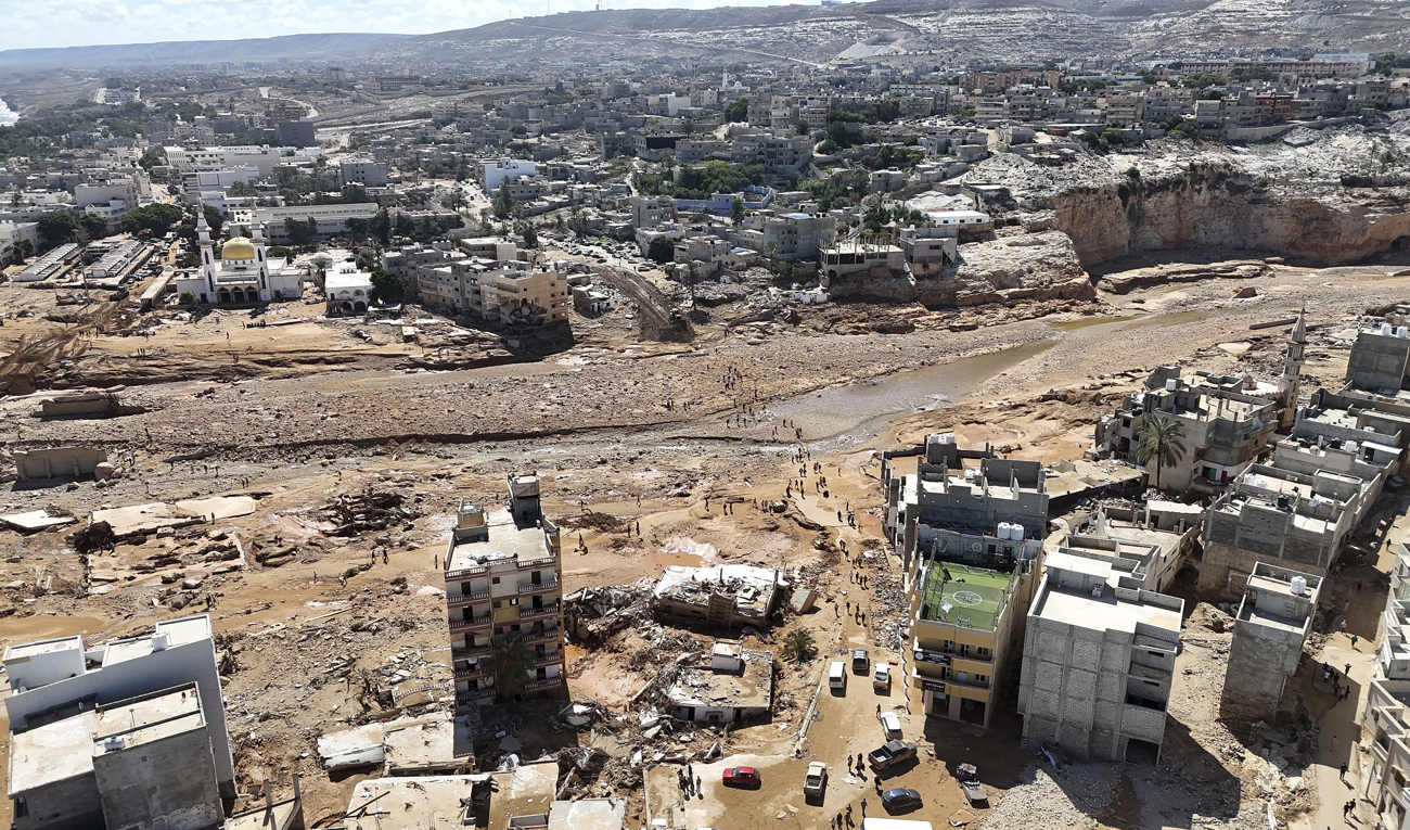 I staden Darnah i Libyen omkom minst 5 100 personer när förödande skyfall orsakade översvämningar. Bilden visar förödelsen i staden på tisdagen. Foto: Muhammad J. Elalwany/AP/TT