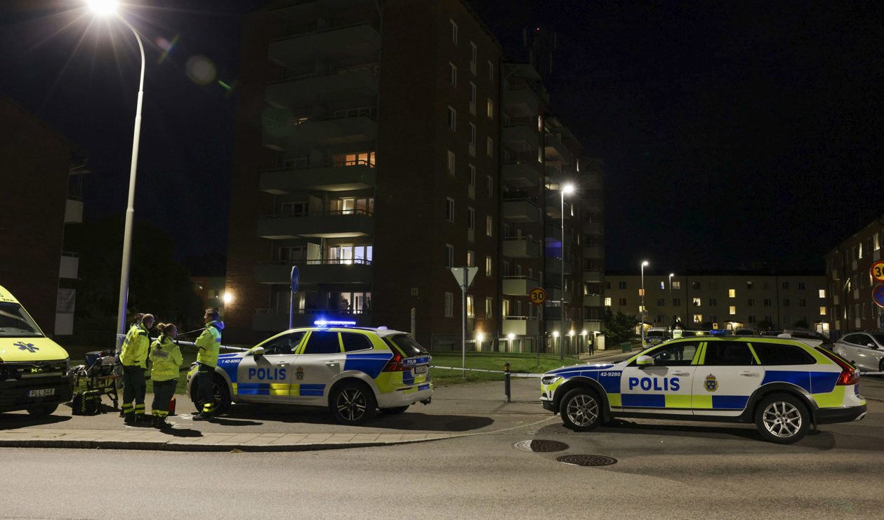 Någon eller några har skjutit mot fönster på ett bostadshus i Norrköping. Foto: Magnus Andersson/TT