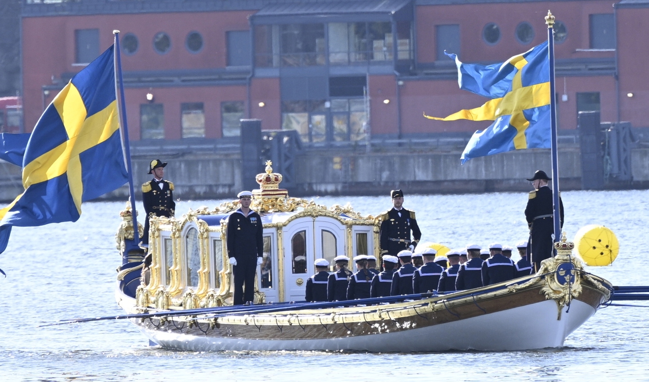 Soldater ur Stockholms amfibieregemente övar inför överfärden mellan Skeppsholmen och Logårdskajen med kungaslupen Vasaorden. Foto: Anders Wiklund/TT