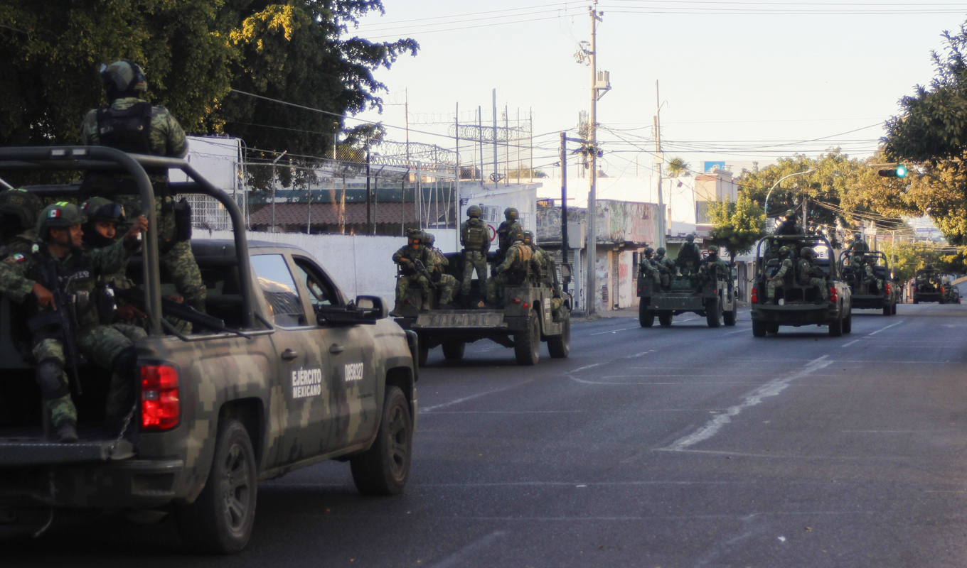 En militärkonvoj patrullerar Culiacáns gator i januari efter det våldsamma gripandet av Ovidio Guzmán. Minst 29 personer dödades, varav tio mexikanska soldater, under operationen. Arkivbild. Foto: Martin Urista/AP/TT