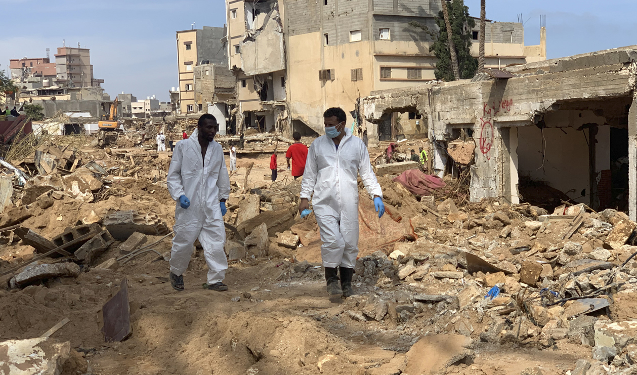 Sök. och räddningsteam letar efter kroppar i Darnah i Libyen. Fortfarande saknas tusentals personer. Foto: Yousef Murad/AP/TT