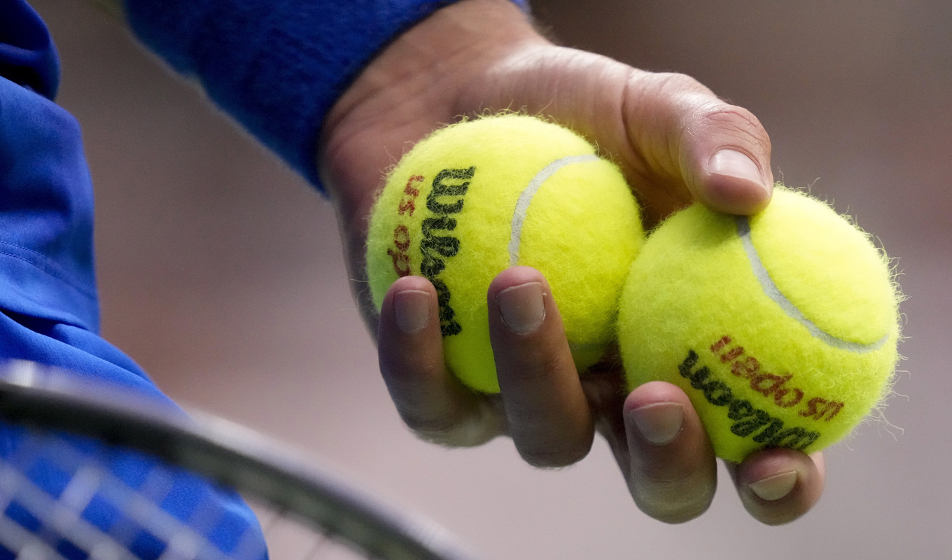 Två bollar, två fel – dubbelfel. Foto: Charles Krupa/AP/TT