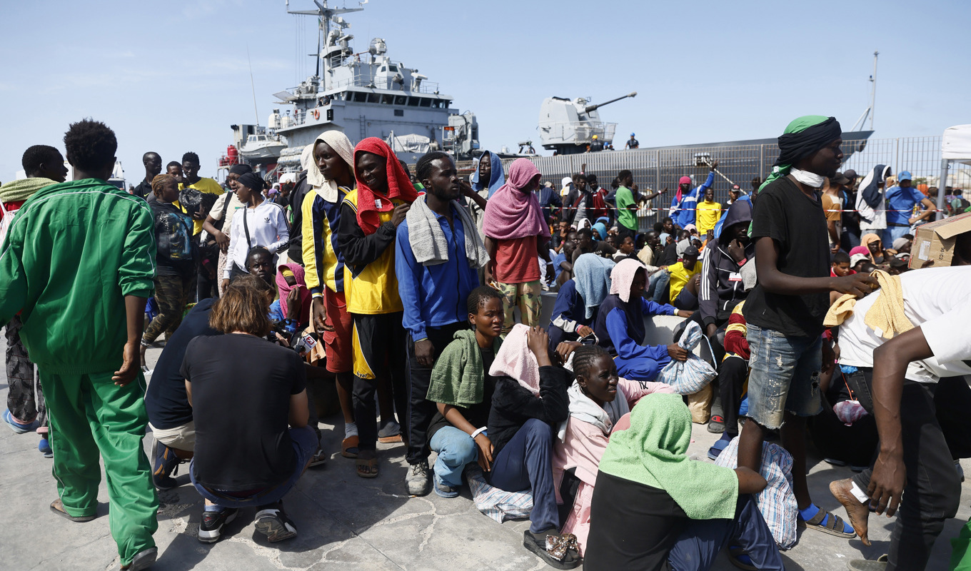Migranter utanför Röda Korsets mottagningscenter på den italienska ön Lampedusa, en så kallad "hot spot" där ingen är tänkt att stanna mer än tre dygn. Foto: Cecilia Fabiano/LaPresse via AP/TT