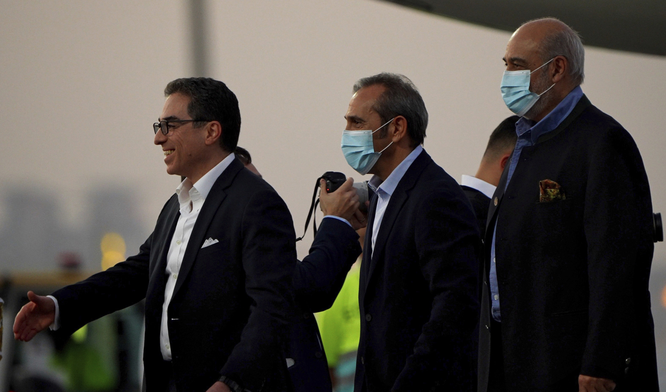 Med ett leende på läpparna klev tre av de tidigare fängslade amerikanerna Siamak Namazi, Emad Sharghi och Morad Tahbaz av planet i Doha. Foto: Lujain Jo/AP/TT