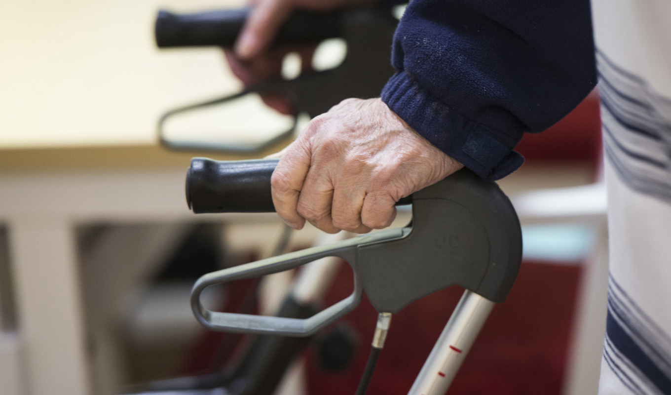 Närmare varannan socialchef som besvarat undersökningen uppger att äldreomsorgen drabbats särskilt hårt av det ekonomiska läge som råder. Arkivbild. Foto: Pontus Lundahl/TT