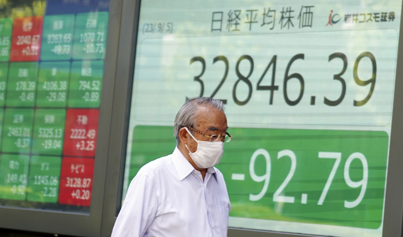Dystra miner på Tokyobörsen. Arkivbild. Foto: Eugene Hoshiko/AP/TT