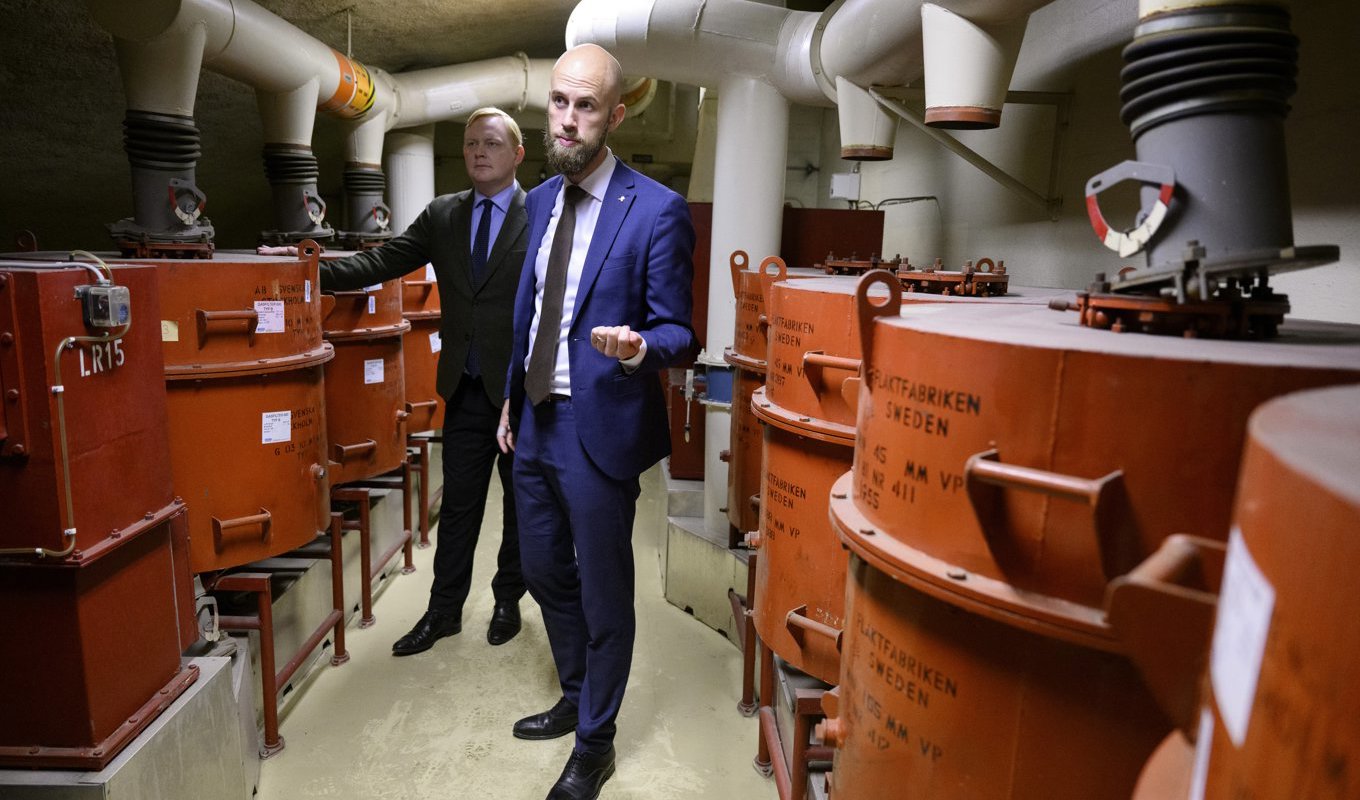 På måndagen besökte ministern för civilt försvar, Carl-Oskar Bohlin, Katarinagaraget tillsammans med oppositionsborgarrådet i Stockholm, Dennis Wedin (M). Foto: Jessica Gow/TT